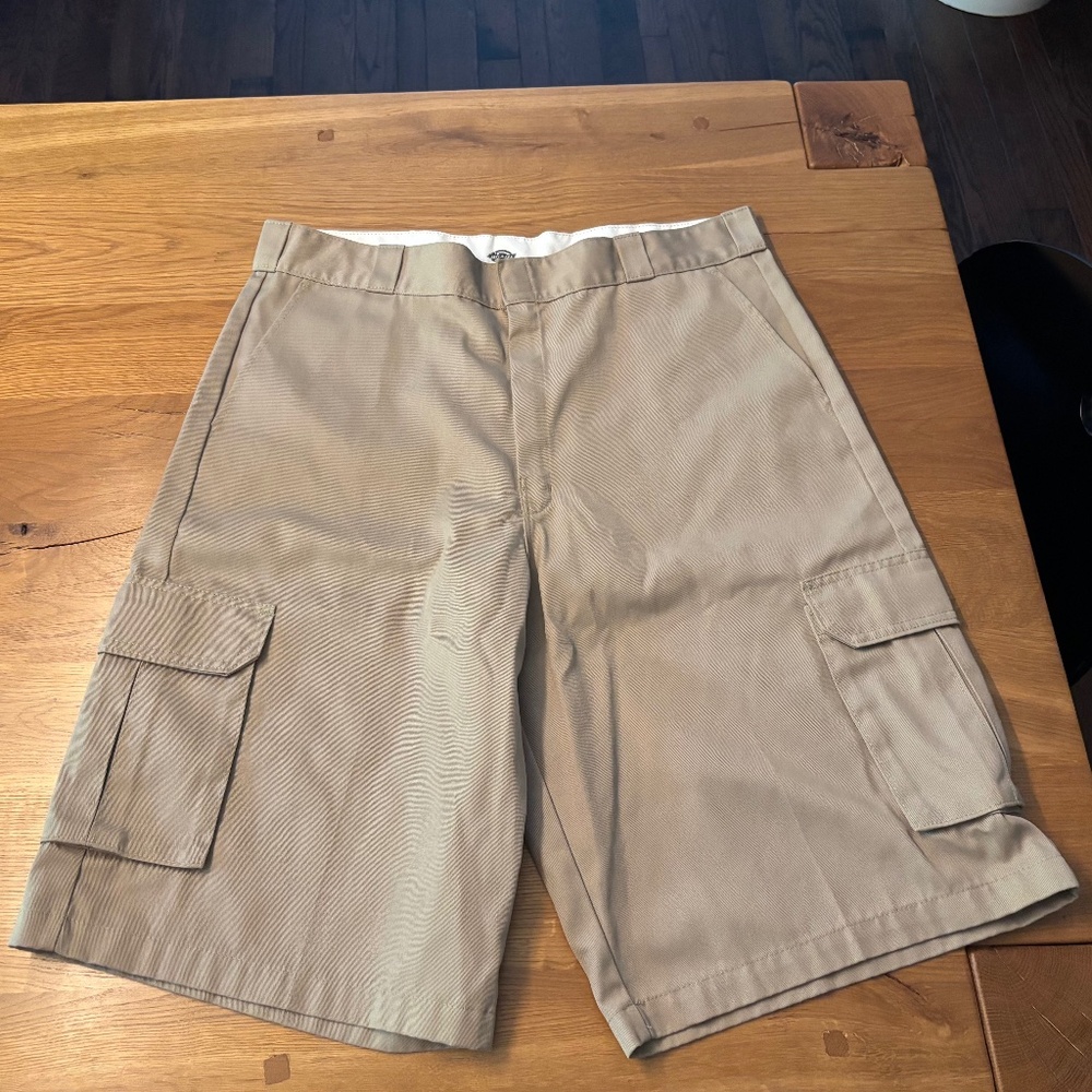 NWOT Dickies Loose Fit Cargo Shorts - Men's 38 - Tan - 13" Inseam